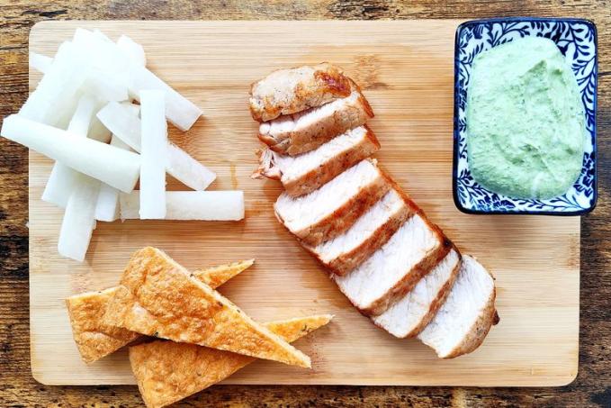 Duroc steak, sýrová placka, hranolky z bílé ředkve a dip s medvědím česnekem