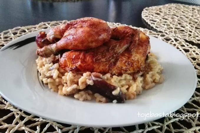 Pečené baby kuřátko se smetanovým bulgurem a houbami