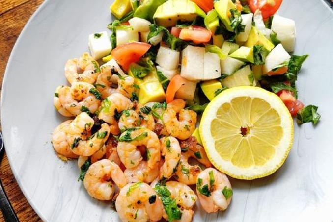Krevety na petrželi s míchaným salátem