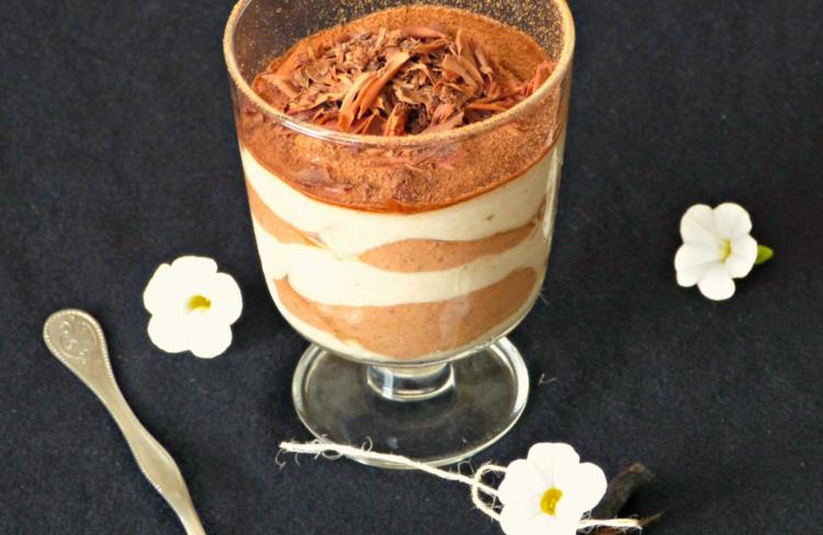 Vanilkový pohár s banánem a kakaovým práškem (univerzální – zmrzlina, krém)