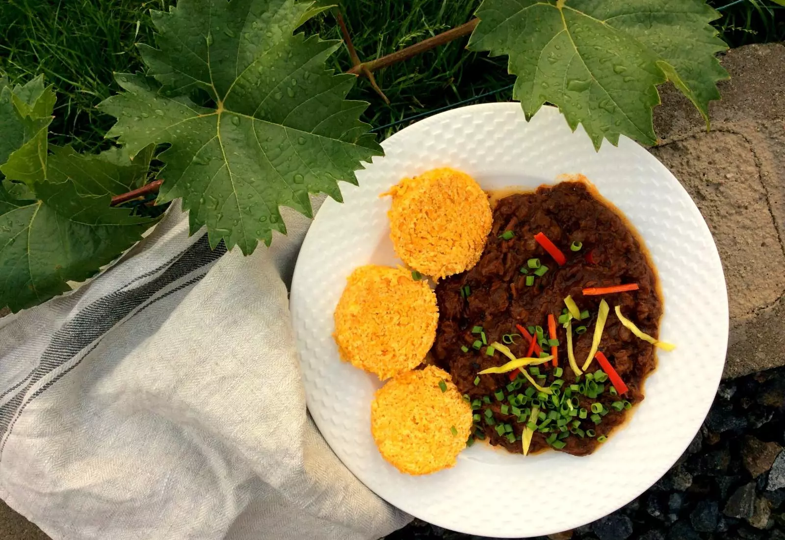 Hovězí guláš s nízkosacharidovým zeleninovým knedlíkem