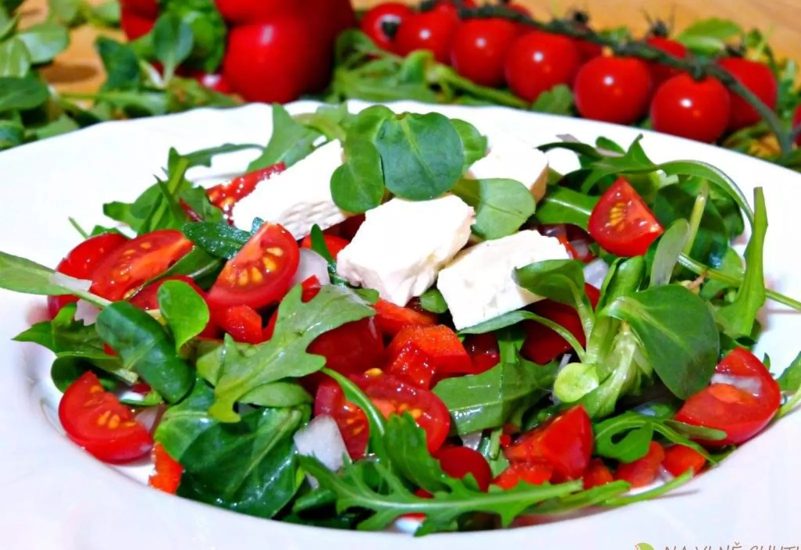 Rukola salát s polníčem, zeleninou a balkánským sýrem