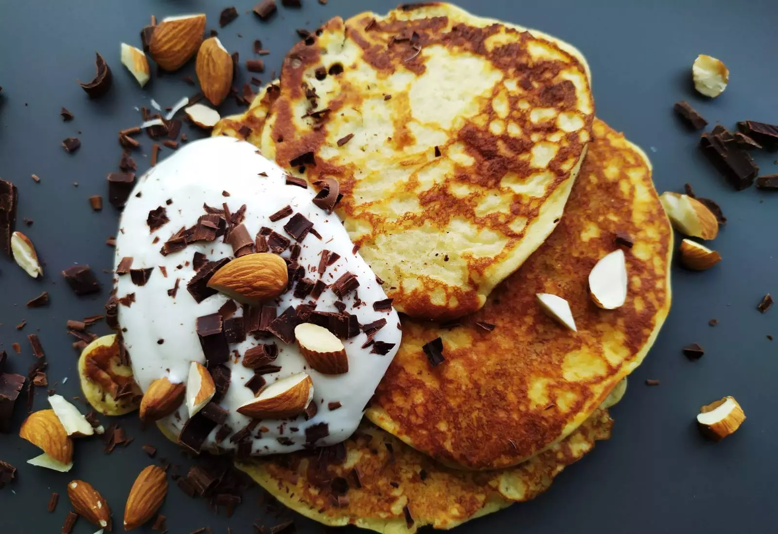 Low carb lívance z kokosové mouky s čokoládou a mandlemi