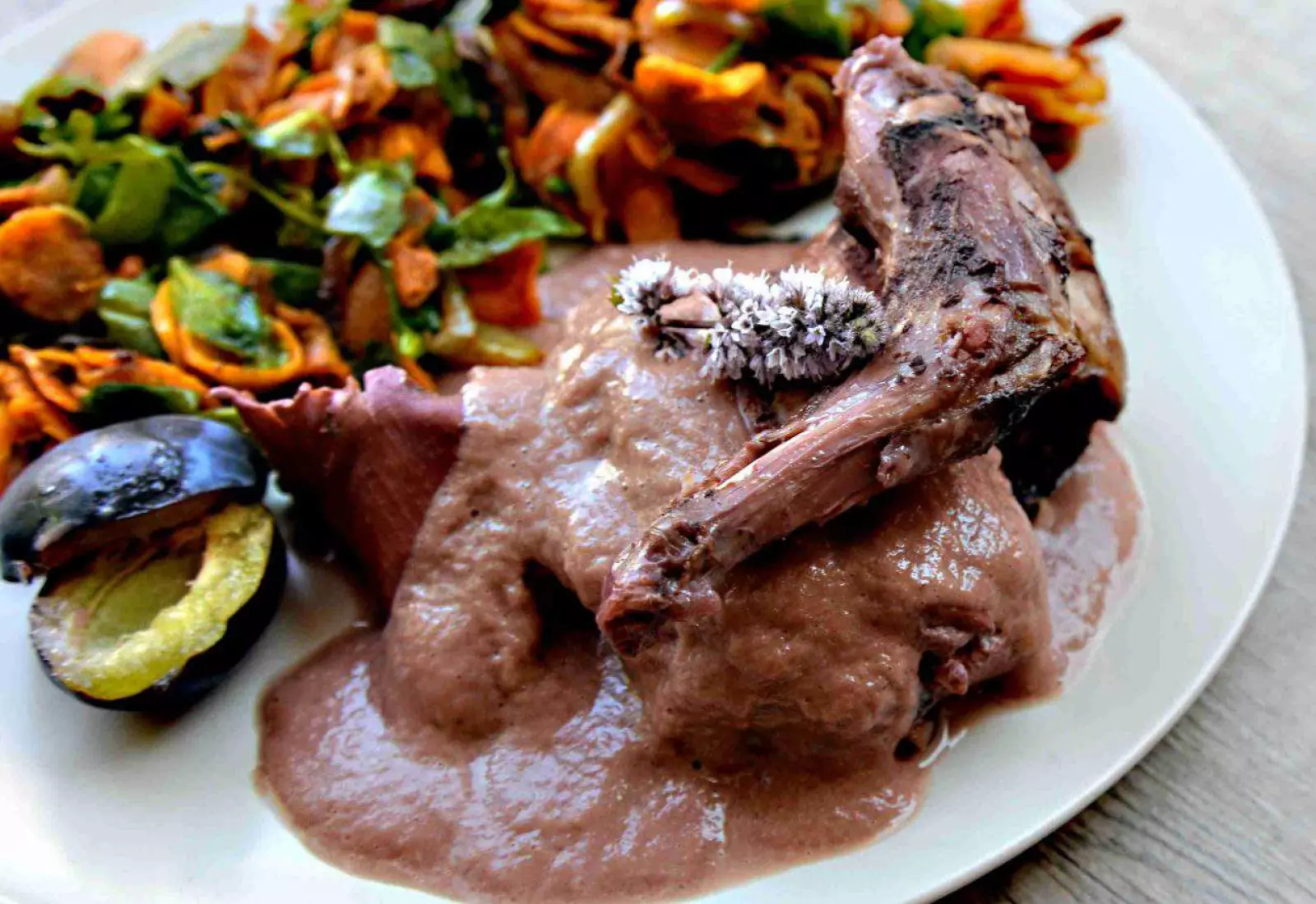 Pomalu pečený králík s cibulovo-švestkovou omáčkou