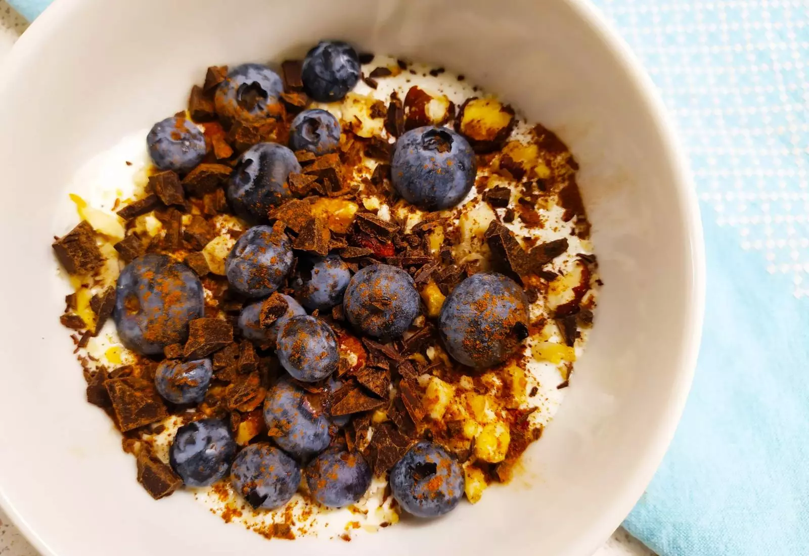 Šlehaný tvaroh s ovocem, skořicí a čokoládou