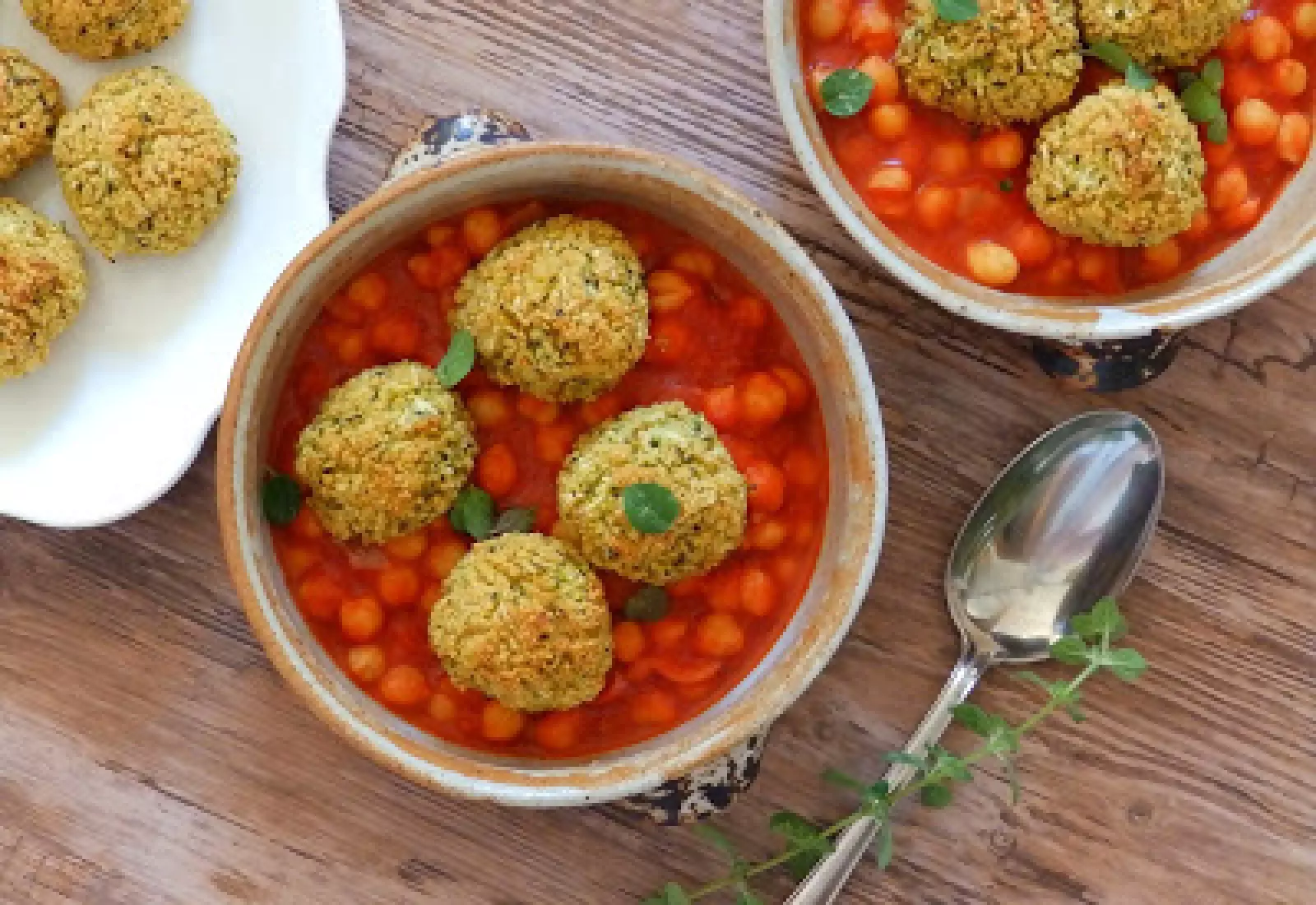 Cizrna v rajčatové omáčce se skořicí a pečené kuličky z kuskusu