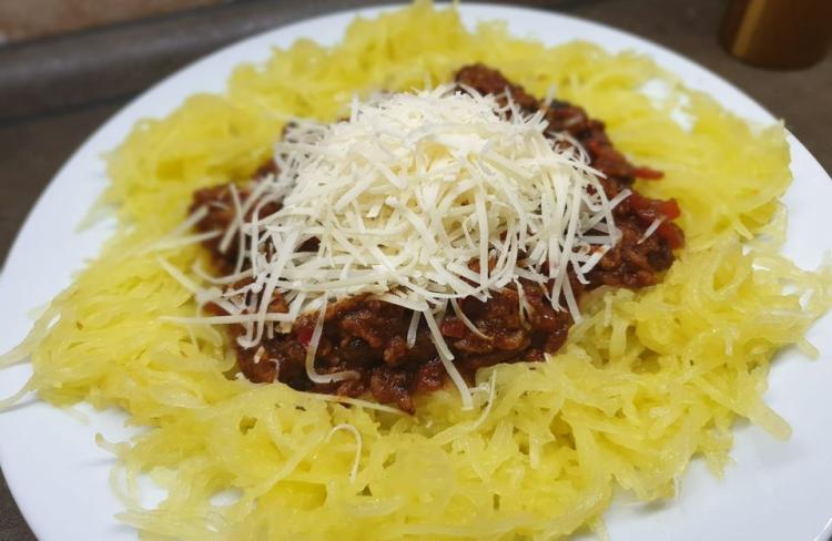 Špagetová dýně s masovou směsí a parmezánem