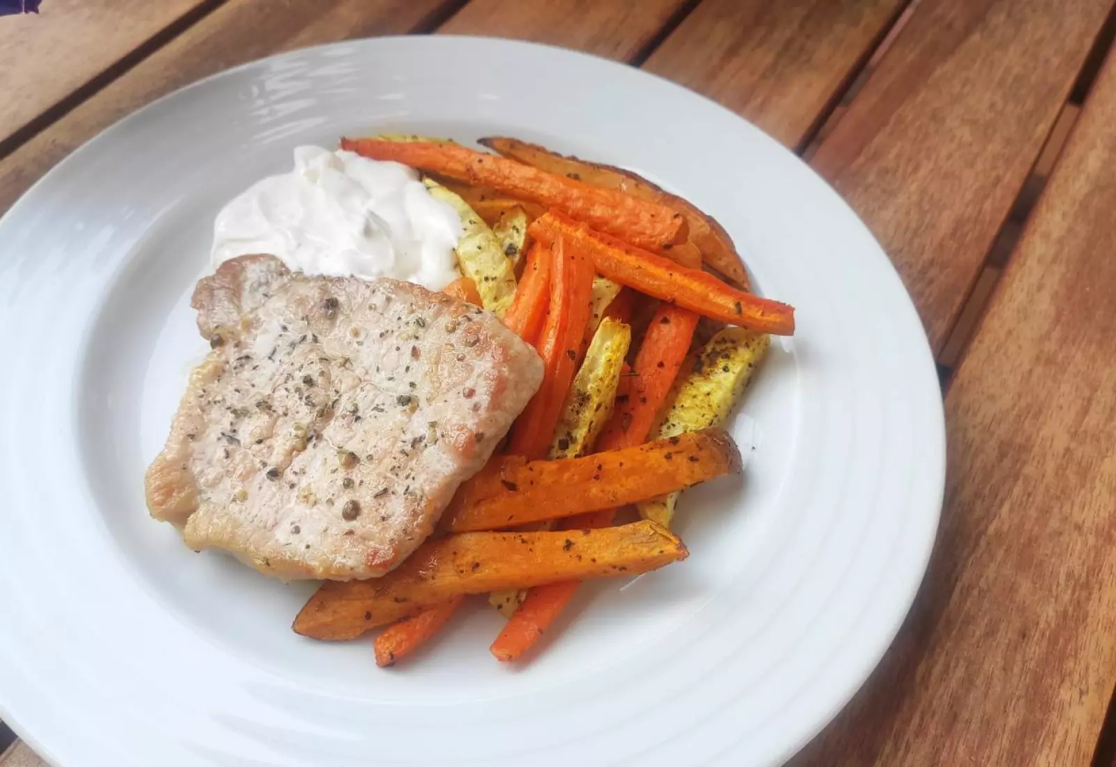 Krůtí plátek se zeleninovými hranolkami